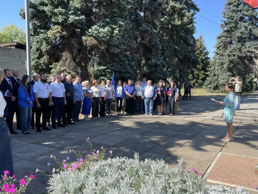 Сегодня, в Красном Луче состоялась торжественная церемония поднятия главного символа нашей страны в честь Дня Государственного флага Российской Федерации Сегодня, в Красном Луче состоялась торжественная церемония поднятия главного символа нашей страны в честь Дня Государственного флага Российской Федерации