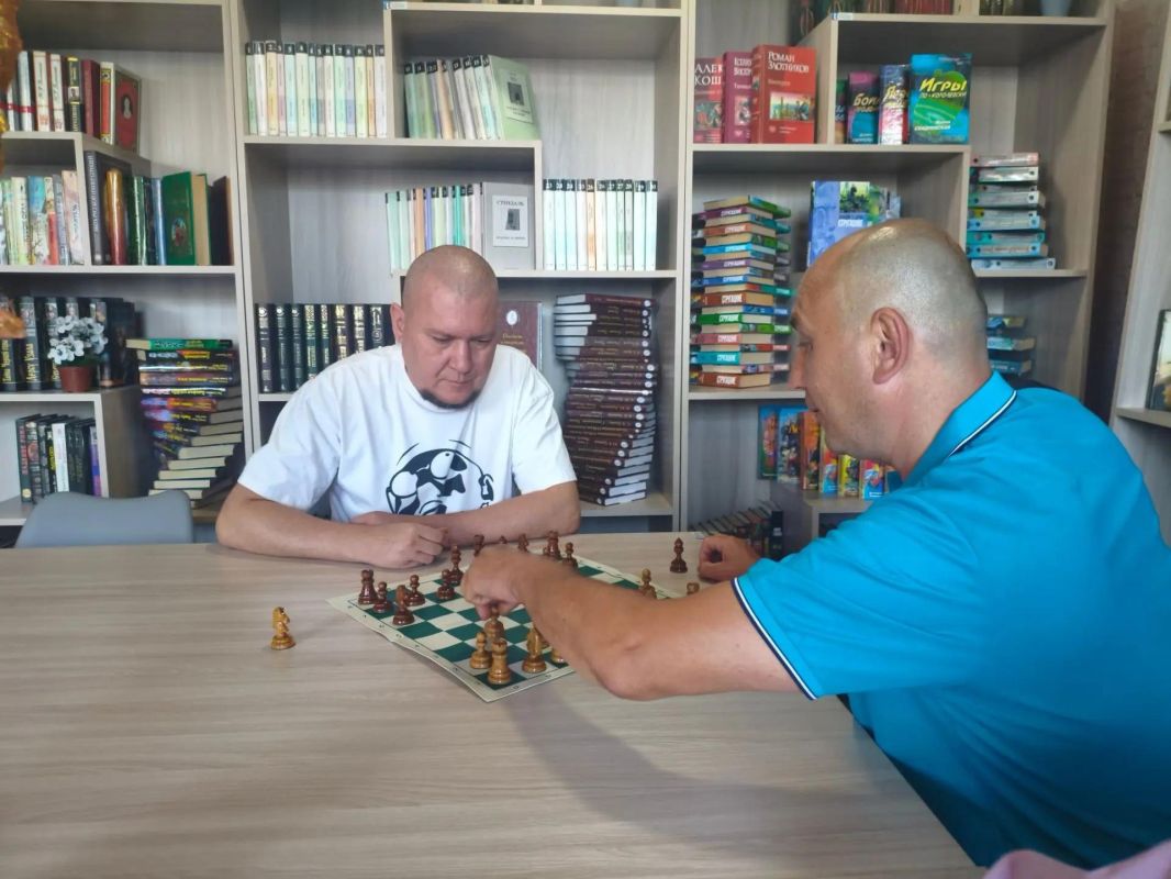 Сергей Колягин: В преддверии Дня шахтёра в городе Золотое состоялись турниры по настольному теннису и шахматам, которые объединили любителей активного отдыха и интеллектуальных игр Сергей Колягин: В преддверии Дня шахтёра в городе Золотое состоялись турниры по настольному теннису и шахматам, которые объединили любителей активного отдыха и интеллектуальных игр