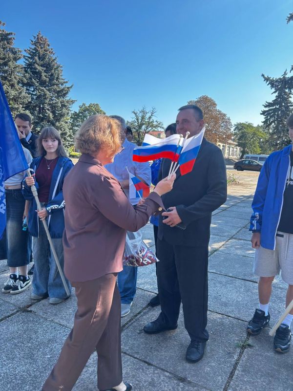 Сегодня, в Красном Луче состоялась торжественная церемония поднятия главного символа нашей страны в честь Дня Государственного флага Российской Федерации Сегодня, в Красном Луче состоялась торжественная церемония поднятия главного символа нашей страны в честь Дня Государственного флага Российской Федерации