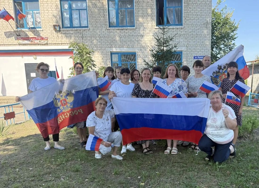 Ко Дню Государственного флага Российской Федерации Администрация села Епифановки Кременского МО, сельский клуб и ГБОУ ЛНР «Епифановская ОШ» объединили усилия, и провели яркий, зажигательный флешмоб Ко Дню Государственного флага Российской Федерации Администрация села Епифановки Кременского МО, сельский клуб и ГБОУ ЛНР «Епифановская ОШ» объединили усилия, и провели яркий, зажигательный флешмоб