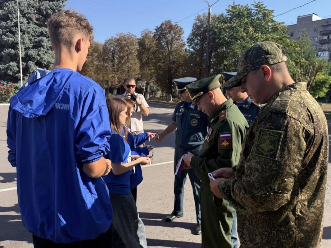 В Славяносербске состоялись митинг и торжественная церемония поднятия Государственного флага России В Славяносербске состоялись митинг и торжественная церемония поднятия Государственного флага России