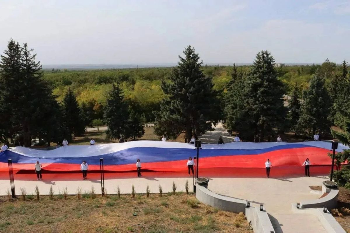 Сегодня наш великий праздник — день, когда мы чествуем один из главных символов нашей страны Сегодня наш великий праздник — день, когда мы чествуем один из главных символов нашей страны