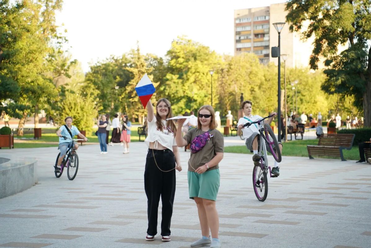 Цвета великой страны. Луганск участвует во Всероссийской акции «Цвета Родины»