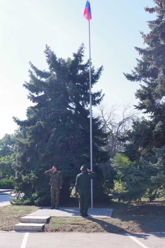 В Славяносербске состоялись митинг и торжественная церемония поднятия Государственного флага России В Славяносербске состоялись митинг и торжественная церемония поднятия Государственного флага России