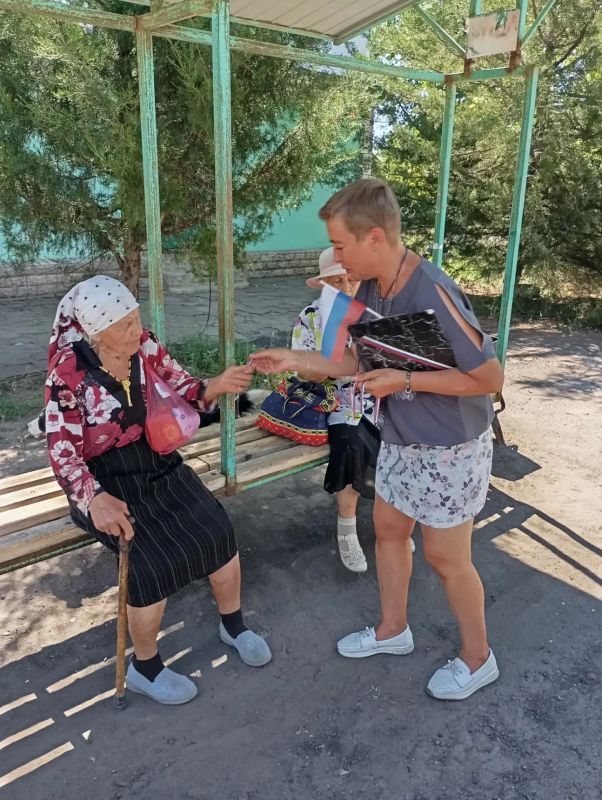 В структурных подразделениях Молодогвардейского Дворца культуры «Юность» прошли патриотические мероприятия, посвящённые Дню Государственного флага Российской Федерации