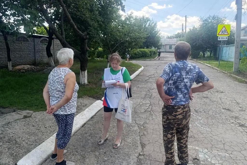 Члены УИК Славяносербского округа информируют избирателей о выборах в Госдуму Члены УИК Славяносербского округа информируют избирателей о выборах в Госдуму