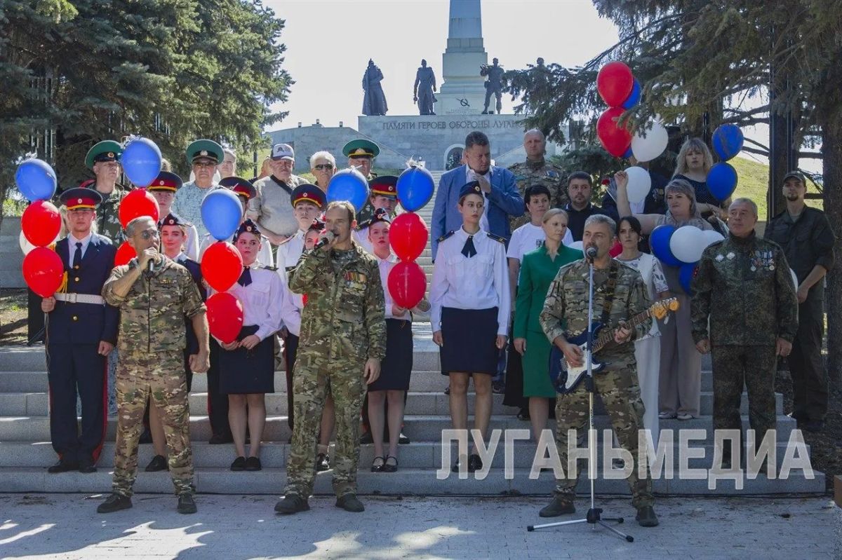 В Луганске прошел патриотический флешмоб, посвященный Дню Государственного флага В Луганске прошел патриотический флешмоб, посвященный Дню Государственного флага