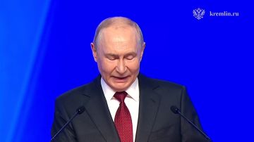 Глава государства поздравил россиян с Днём Государственного флага