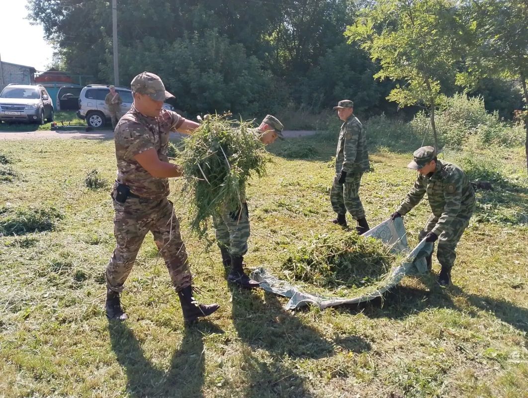Сотрудники ГБОУ ЛНР "Старобельский корпус имени Маргелова" совместно с кадетами активно приняли участие в акции «Мир, благородство», в рамках которой они заменили флагшток Сотрудники ГБОУ ЛНР "Старобельский корпус имени Маргелова" совместно с кадетами активно приняли участие в акции «Мир, благородство», в рамках которой они заменили флагшток