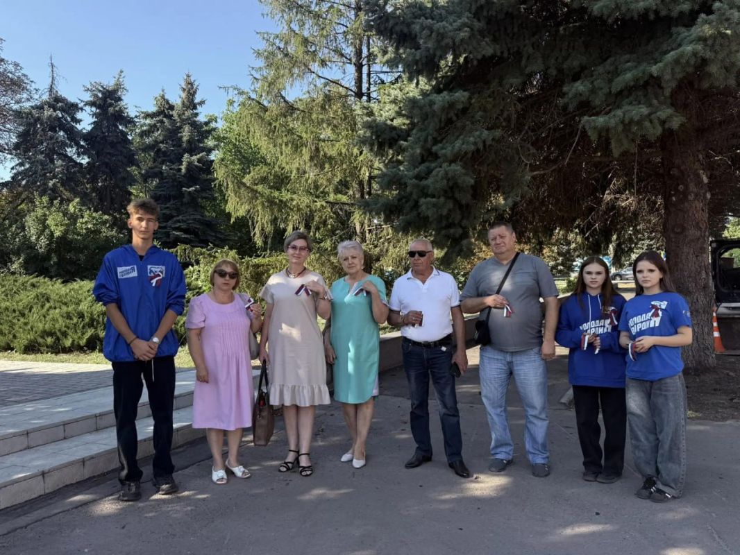 В Славяносербске состоялись митинг и торжественная церемония поднятия Государственного флага России В Славяносербске состоялись митинг и торжественная церемония поднятия Государственного флага России