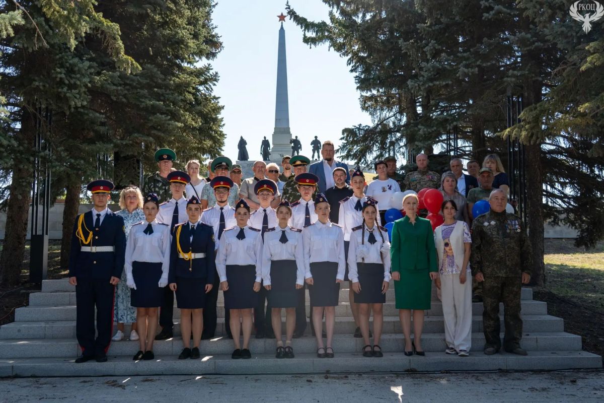 В Луганске отметили День Государственного флага