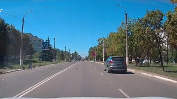 Ребенок чуть не попал под колеса авто в Алчевске ЛНР