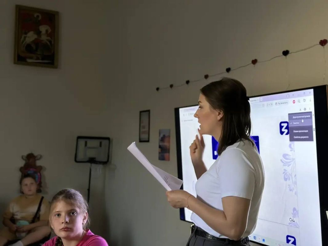 Школьники проверили знания о флаге России Школьники проверили знания о флаге России