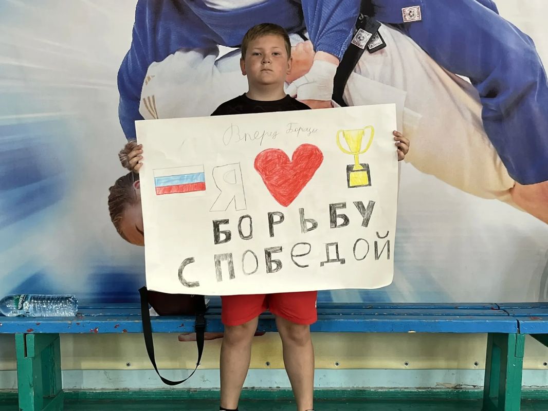 В Луганске на территории спортивного комплекса МВД по Луганской Народной Республике состоялось торжественное завершение марафона «Сила России» В Луганске на территории спортивного комплекса МВД по Луганской Народной Республике состоялось торжественное завершение марафона «Сила России»