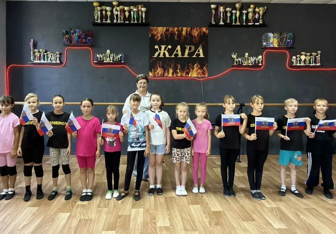 В День государственного флага сотрудники Дворца культуры им. Горького пгт Крепенский поздравили юных артистов