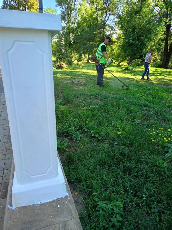 Специалисты "Луганского комбината зеленого хозяйства и благоустройства" продолжают покос парков и скверов Специалисты "Луганского комбината зеленого хозяйства и благоустройства" продолжают покос парков и скверов