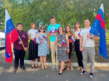 В преддверии Дня Государственного флага Российской Федерации представители Молодёжного совета УФК по Луганской Народной Республике провели для сотрудников акцию — раздали российские триколоры