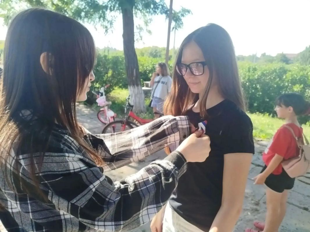 В Ящиковском Доме культуры прошла акция «Триколор моей страны» В Ящиковском Доме культуры прошла акция «Триколор моей страны»