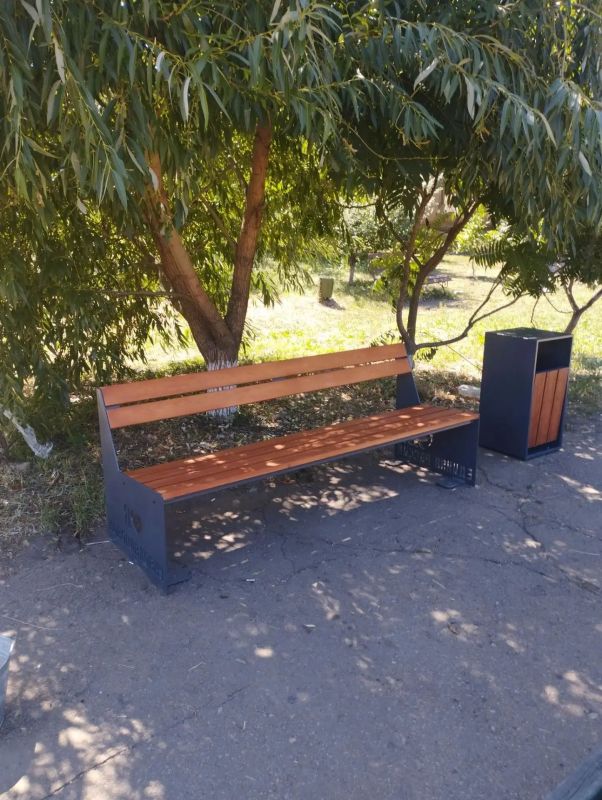 В рамках плановых мероприятий по улучшению комфортной городской среды в населенных пунктах нашего муниципалитета, силами МУП «ДЭРСУ» выполнены работы по установке новых лавочек и урн по ул. Архангельская и Лузина В рамках плановых мероприятий по улучшению комфортной городской среды в населенных пунктах нашего муниципалитета, силами МУП «ДЭРСУ» выполнены работы по установке новых лавочек и урн по ул. Архангельская и Лузина