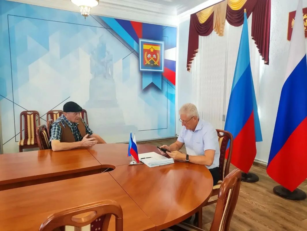 Следуя задачам, которые ставит перед нами Глава Республики Леонид Пасечник, провел в Администрации округа личный прием граждан в продолжение практики прямого диалога с населением