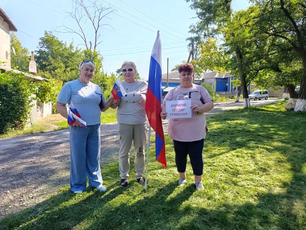 В Комиссаровке прошла акция «Флаг России в наших руках» В Комиссаровке прошла акция «Флаг России в наших руках»