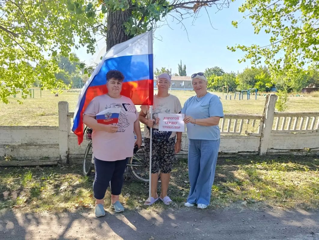 В Комиссаровке прошла акция «Флаг России в наших руках» В Комиссаровке прошла акция «Флаг России в наших руках»