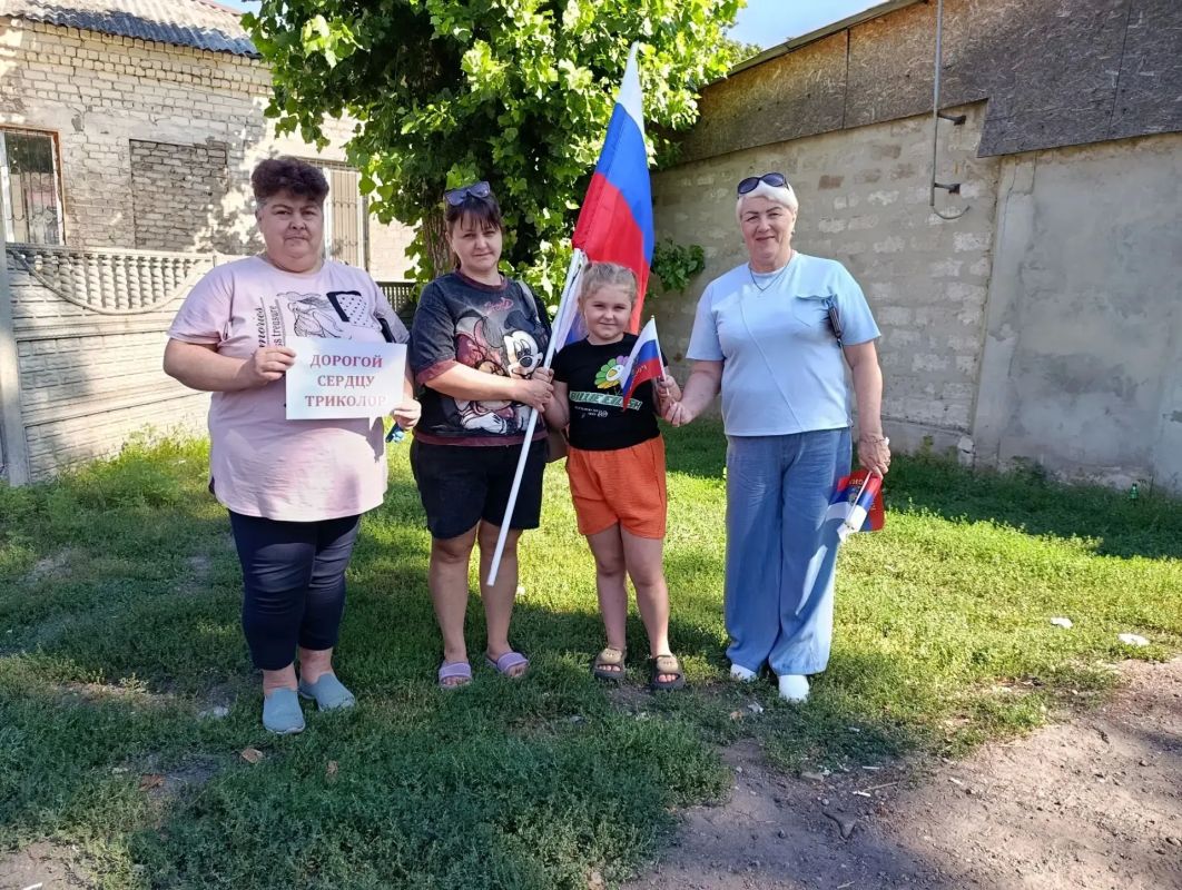 В Комиссаровке прошла акция «Флаг России в наших руках»