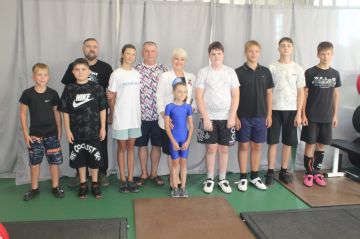 В рамках спортивного марафона «Сила России» и партпроекта «Детский спорт» в Славяносербске прошла тренировка по тяжелой атлетике, посвященная Дню Флага России