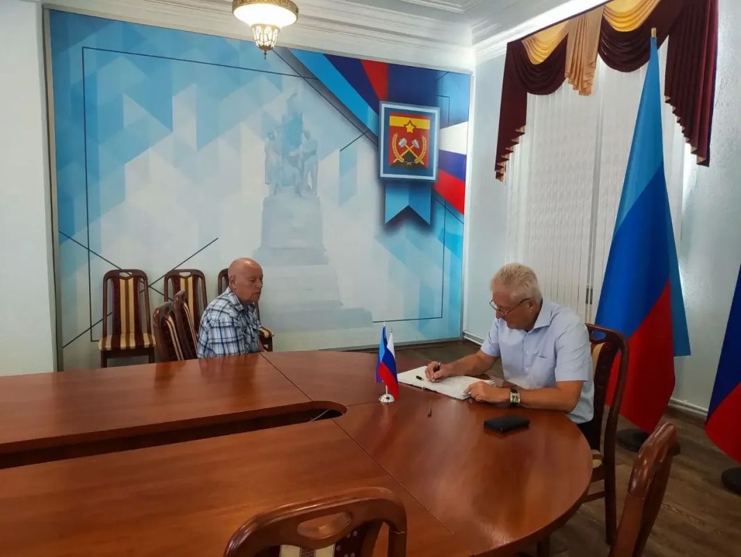 Следуя задачам, которые ставит перед нами Глава Республики Леонид Пасечник, провел в Администрации округа личный прием граждан в продолжение практики прямого диалога с населением Следуя задачам, которые ставит перед нами Глава Республики Леонид Пасечник, провел в Администрации округа личный прием граждан в продолжение практики прямого диалога с населением