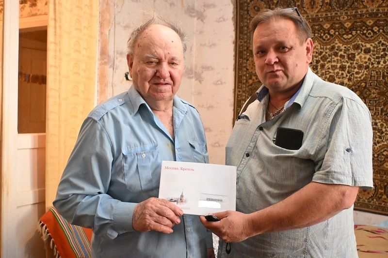 Долгожителя из города Краснодона поздравили с 93-летием Долгожителя из города Краснодона поздравили с 93-летием