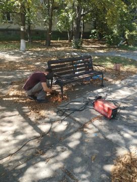 В рамках плановых мероприятий по улучшению комфортной городской среды в населенных пунктах нашего муниципалитета, силами МУП «ДЭРСУ» выполнены работы по установке новых лавочек и урн по ул. Архангельская и Лузина