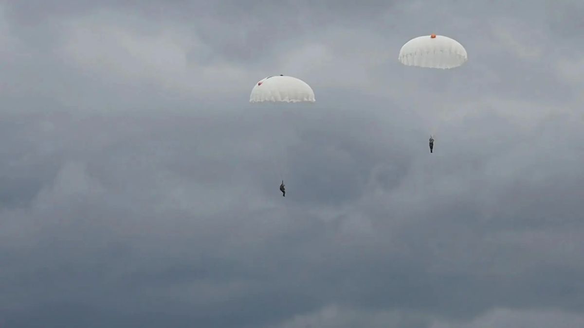Луганские школьники совершили первые прыжки с парашютом Луганские школьники совершили первые прыжки с парашютом