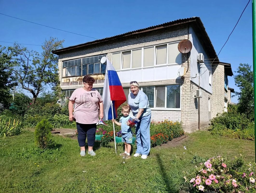 В Комиссаровке прошла акция «Флаг России в наших руках» В Комиссаровке прошла акция «Флаг России в наших руках»