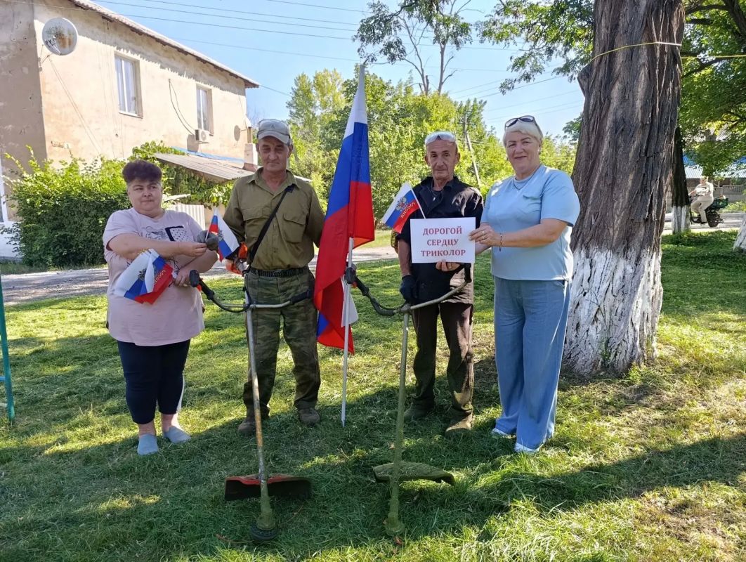 В Комиссаровке прошла акция «Флаг России в наших руках» В Комиссаровке прошла акция «Флаг России в наших руках»