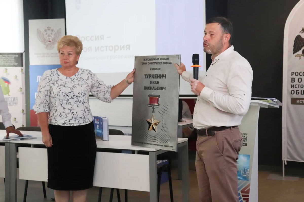 Новый учебник по истории Донбасса и Новороссии презентовали в Луганске Новый учебник по истории Донбасса и Новороссии презентовали в Луганске
