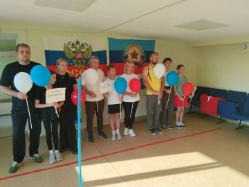 «Мама, папа, я — спортивная семья»: в Меловом состоялся яркий праздник, посвящённый Дню Государственного флага РФ