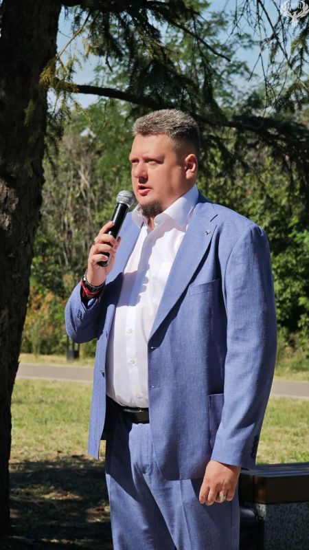 В Луганске отметили День Государственного флага В Луганске отметили День Государственного флага