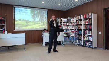 В музыкальных поздравлениях с Днём Государственного Флага России от артистов Станично-Луганского дворца культуры Владимира Краснова, Анны Пинкусович, Виктории Марченко и Елены Борщовской, прозвучавших на...