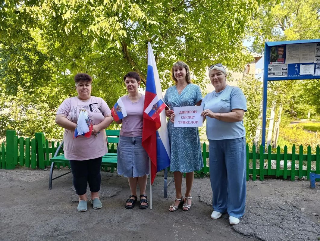 В Комиссаровке прошла акция «Флаг России в наших руках» В Комиссаровке прошла акция «Флаг России в наших руках»