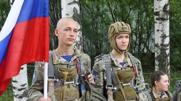 Луганские школьники совершили первые прыжки с парашютом
