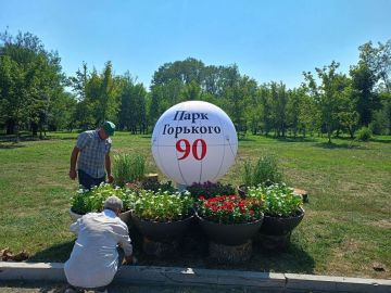 Специалисты "Луганского комбината зеленого хозяйства и благоустройства" продолжают покос парков и скверов