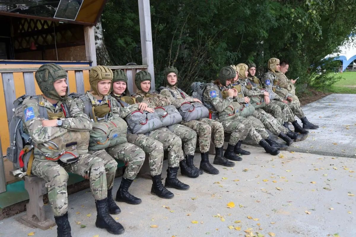 Луганские школьники совершили первые прыжки с парашютом Луганские школьники совершили первые прыжки с парашютом