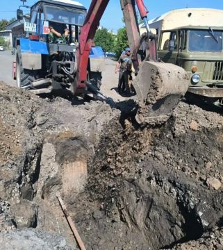 В Комсомольском специалисты «Луганскводы» устранили порыв водопровода