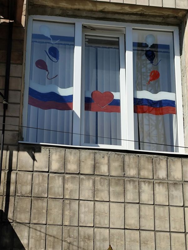 Сотрудники УФСИН России по ЛНР отметили День Государственного флага Российской Федерации серией патриотических мероприятий Сотрудники УФСИН России по ЛНР отметили День Государственного флага Российской Федерации серией патриотических мероприятий