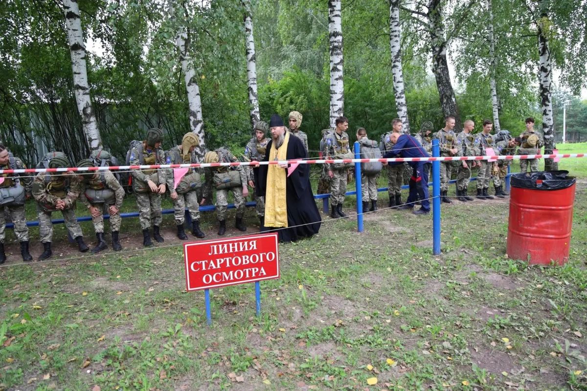 Луганские школьники совершили первые прыжки с парашютом Луганские школьники совершили первые прыжки с парашютом