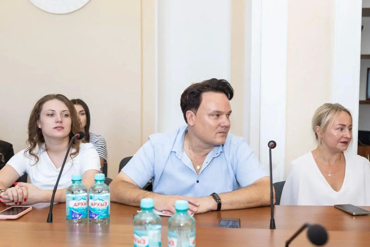 В Луганске обсудили интеграцию исторических территорий в культурное пространство России В Луганске обсудили интеграцию исторических территорий в культурное пространство России