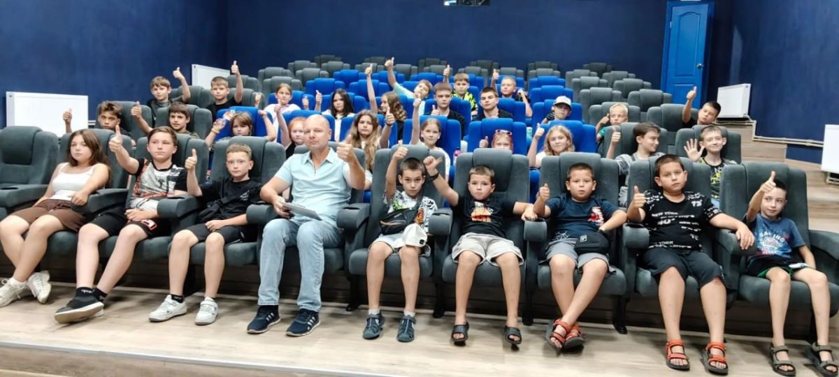 Сегодня в кинозалах Краснодона, Молодогвардейска и Суходольска состоялся бесплатный показ художественного фильма «Золотой дубль» Сегодня в кинозалах Краснодона, Молодогвардейска и Суходольска состоялся бесплатный показ художественного фильма «Золотой дубль»
