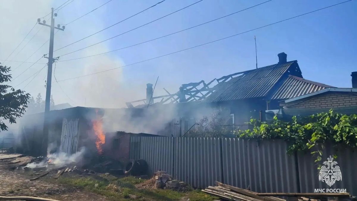 Очевидец спас людей и автомобиль на пожаре в Золотом Очевидец спас людей и автомобиль на пожаре в Золотом