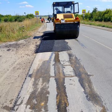 Устранение дефектов дорожного покрытия продолжается на региональных автомагистралях