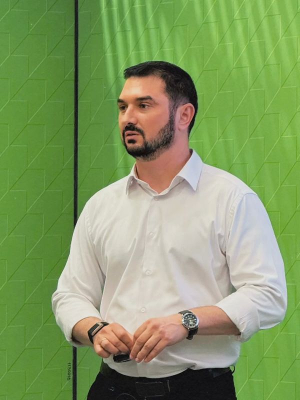 Максим Уваров обсудил с жителями Свердловска развитие города и наболевшие вопросы Максим Уваров обсудил с жителями Свердловска развитие города и наболевшие вопросы